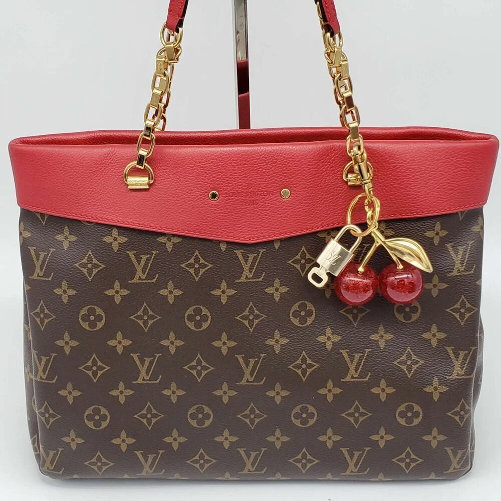 Louis Vuitton Authentic Gold Padlock 🔑 Key + Stylish Bag Unbranded Apple Charm